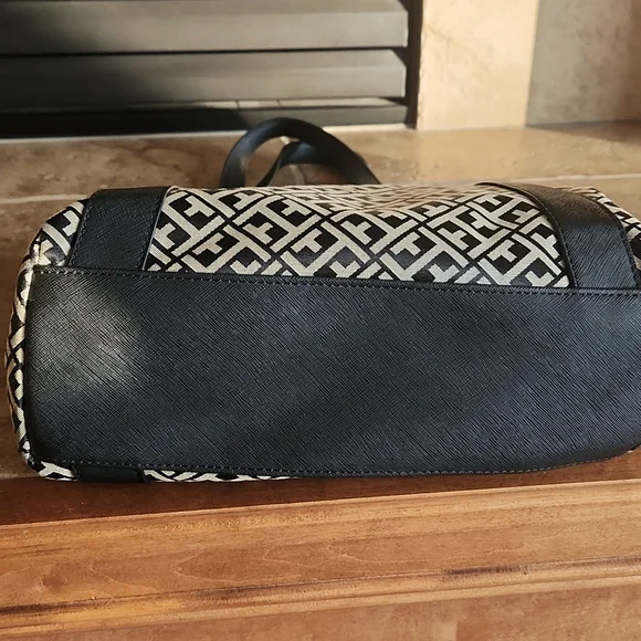 Tommy Hilfiger black and tan shoulder bag - Picture 4 of 12